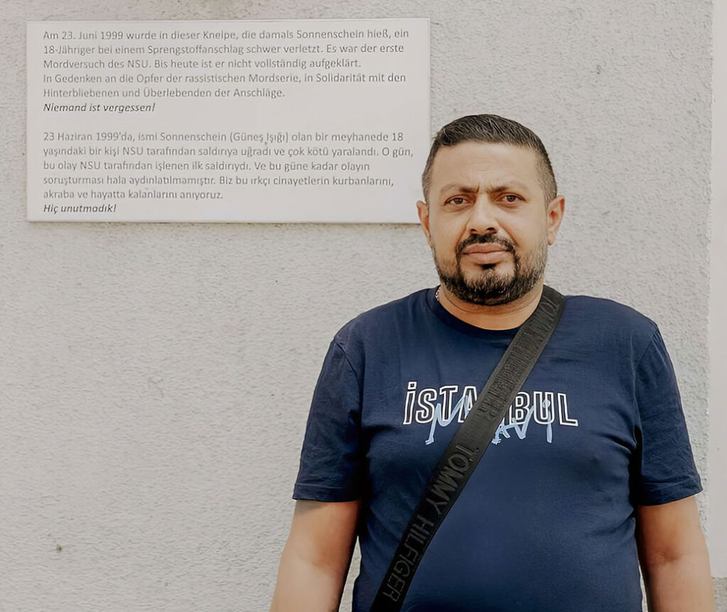 Mehmet O. vor einer Gedenktafel in Nürnberg